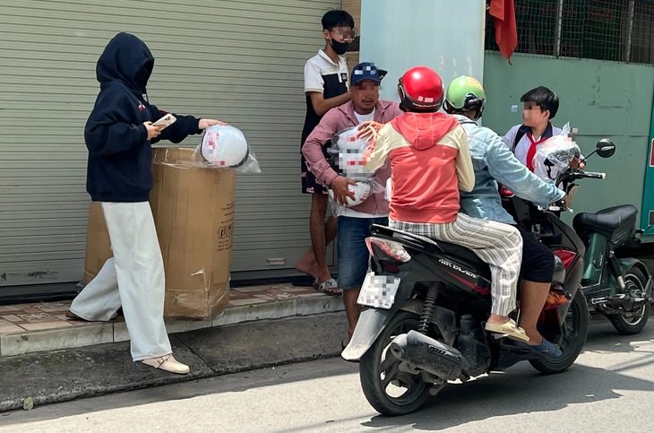 Phát miễn phí nón bảo hiểm trên đường có quảng cáo cờ bạc online