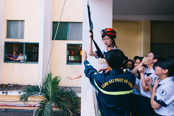 16 trường ở TP.HCM thí điểm giờ ra chơi không điện thoại